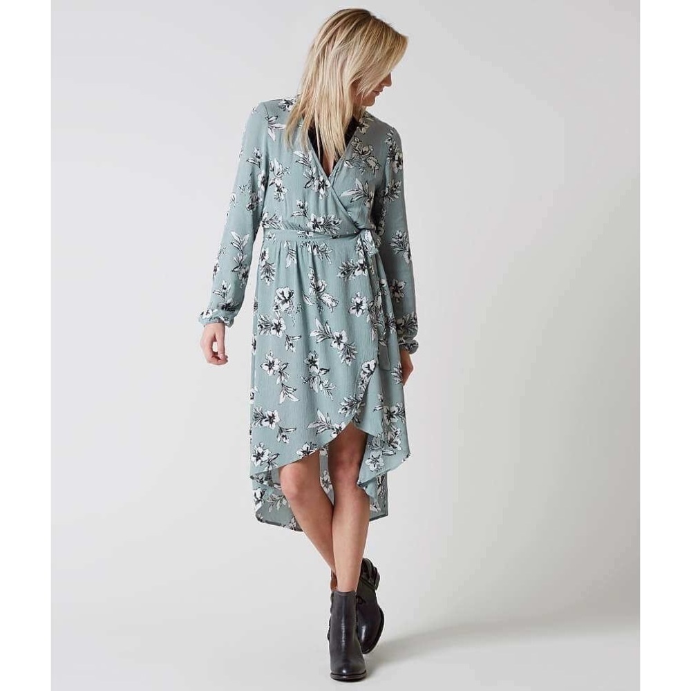 Buckle-  New Daytrip Floral Wrap Dress -M